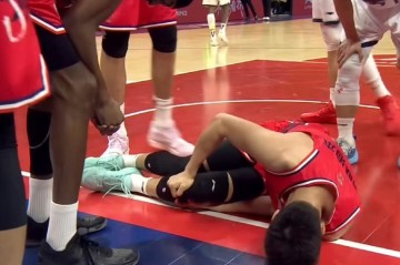 168中国登录入口登录-看着心酸！郭艾伦膝伤倒地不起，一度仰天痛哭，但愿不是大伤！