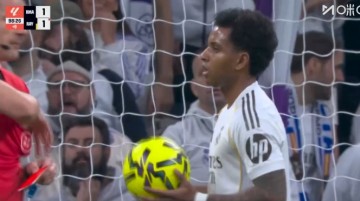 168体育手机网页版登录入口-皇马获点后罗德里戈一直在点球点抱着球，最后姆巴佩上前接过皮球