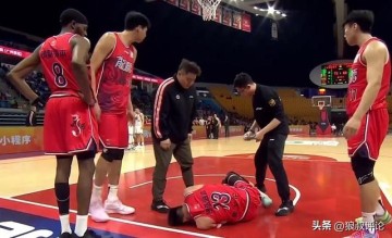 168官方网站入口官网-望无大碍！郭艾伦膝盖受伤痛苦倒地 无法站立担架车推着离场